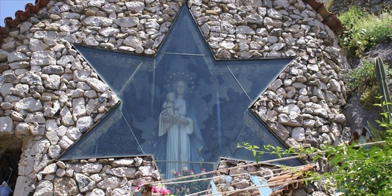 Oliveto Citra: Ufo, profumi e guarigioni della Madonna del Castello
