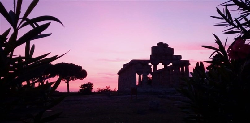 “Le invasioni barbariche” e la movida ai templi di Paestum