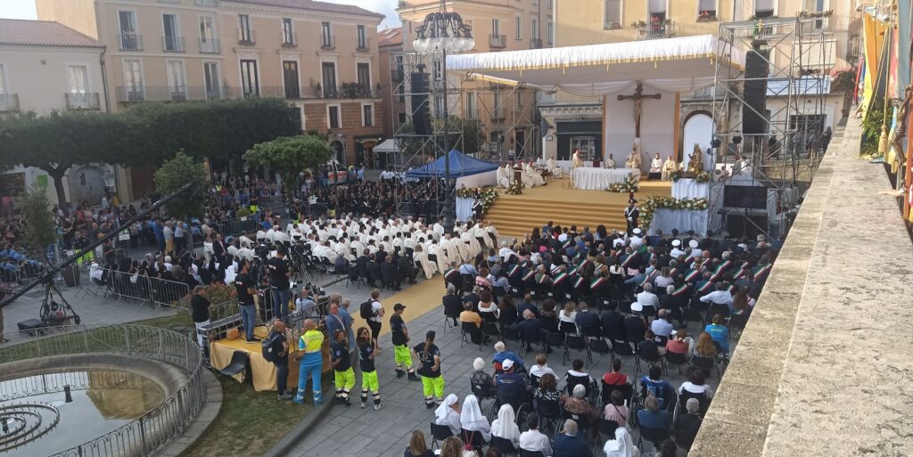 Colui che sta presso di noi