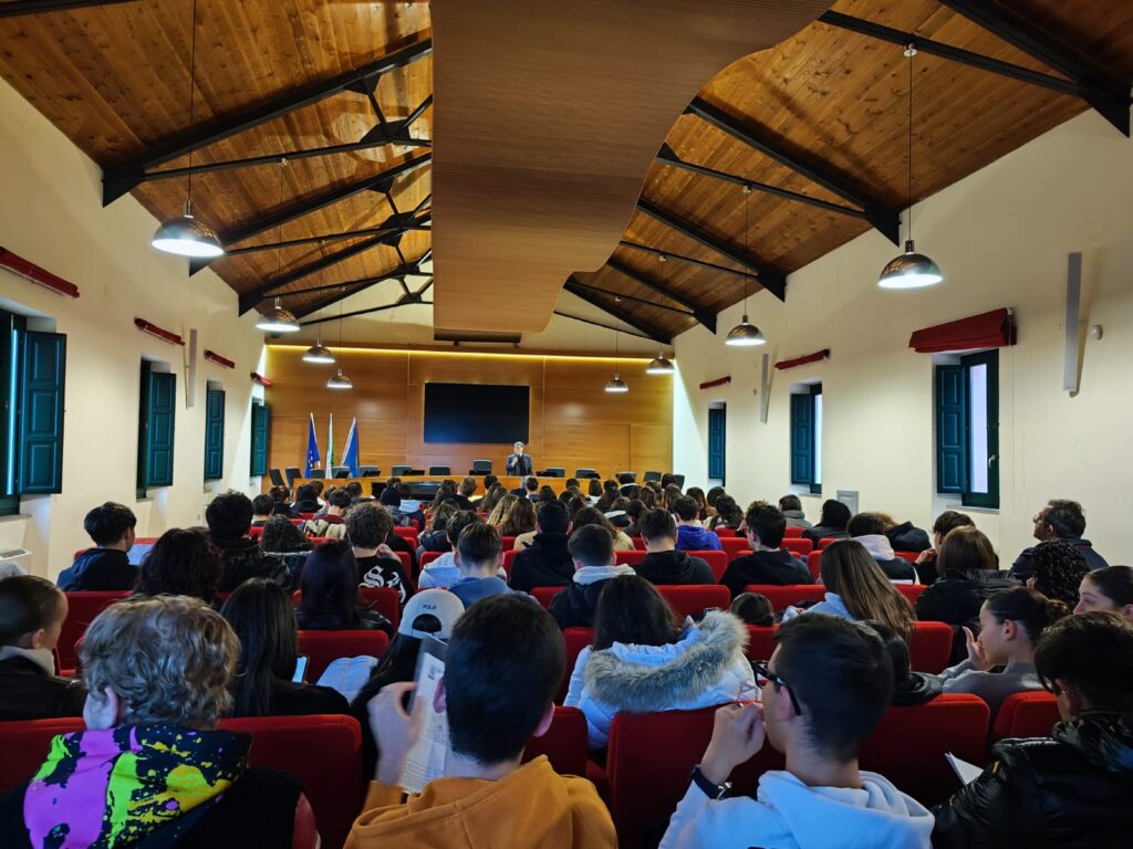Vallo della Lucania celebra Leopardi. Nuova Lectio Magistralis del prof. Vincenzo Guarracino dopo il successo dei precedenti incontri