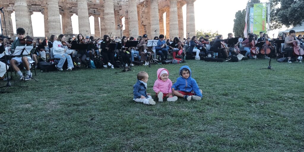 “Ti tirano le pietre”… e chiudono le scuole
